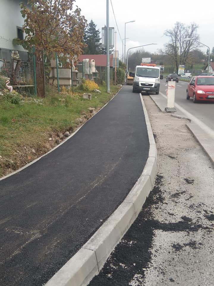 Zrekonštruovaný chodník od Košeckej ulice po cintorín