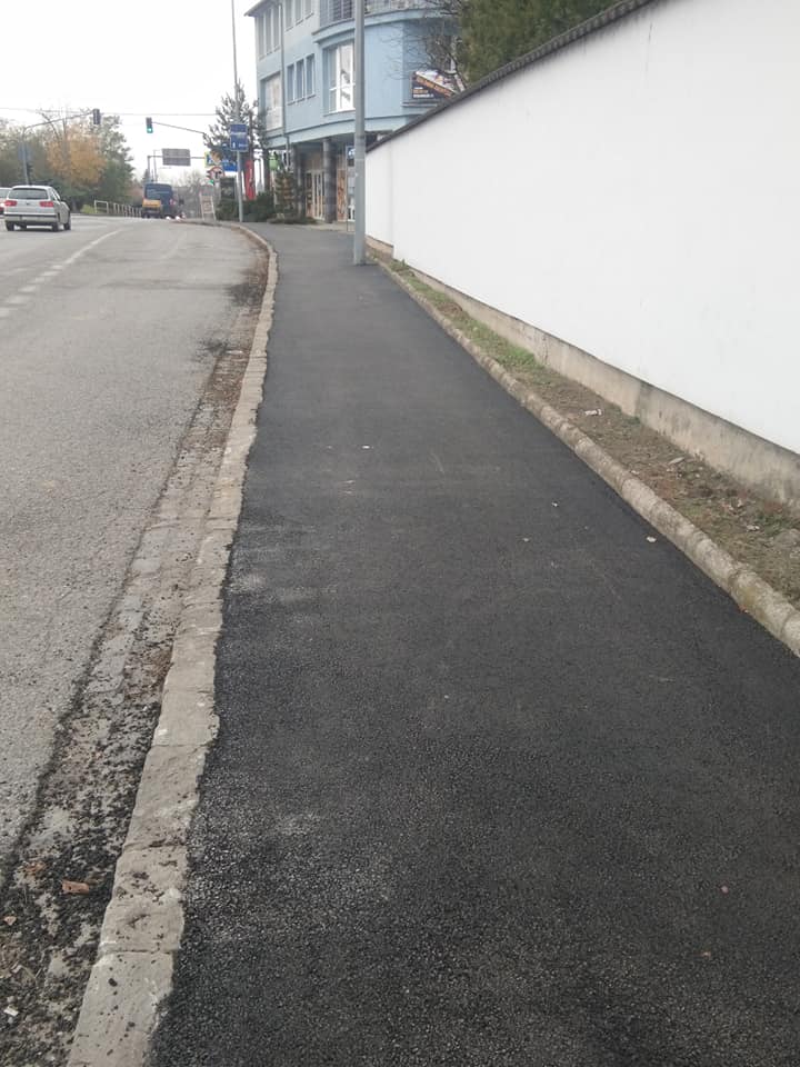 Zrekonštruovaný chodník od Košeckej ulice po cintorín