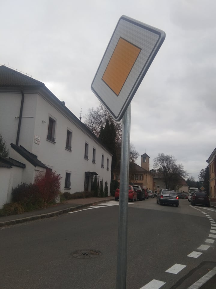 Prednosť v jazde majú vozidlá prichádzajúce od Dubnice