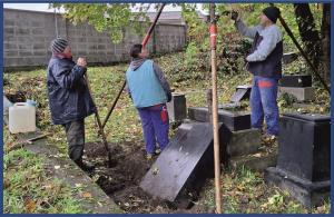 Oprava náhrobku na židovskom cintoríne v Ilave