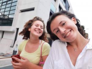 Cintia Izabela Mrvová vľavo, Hanka Holbusová vpravo