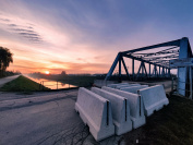 Na moste ponad Vážsky kanál prebiehajú prípravné práce, s búraním by sa malo začať v januári