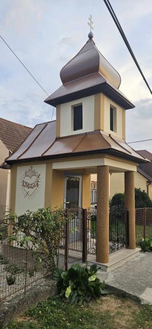 Na kaplnke so zvonicou v Klobušiciach sa podpísal zub času, nedávno prešla veľmi peknou renováciou